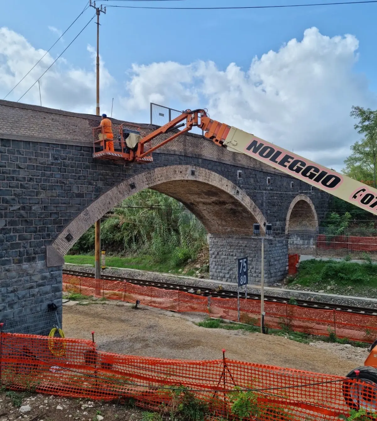 Interventi di miglioramento sismico e consolidamento di ponte ad arco in muratura a più campate