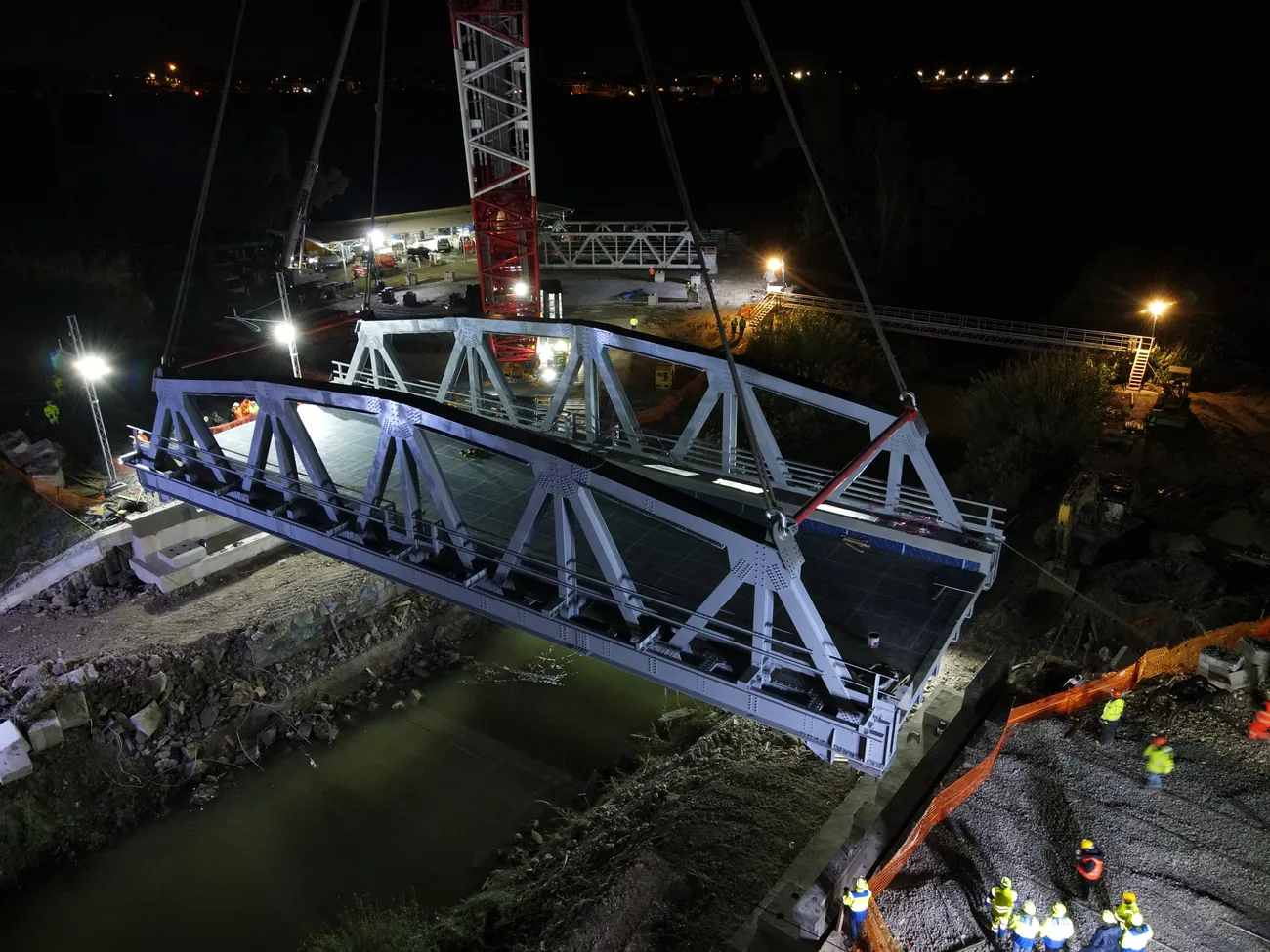 Varo notturno di ponte ferroviario, ripresa aerea